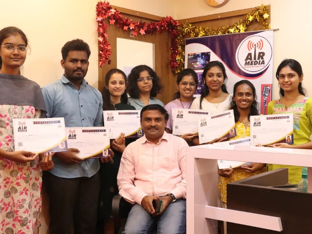 AirMedia and Alayam FM representatives at a formal partnership event